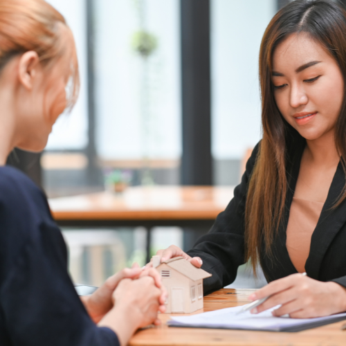 Représentation visuelle d'un agent immobilier discutant du "pré état daté" avec un client, mettant en avant les détails clés et les aspects financiers liés à la loi Alur.